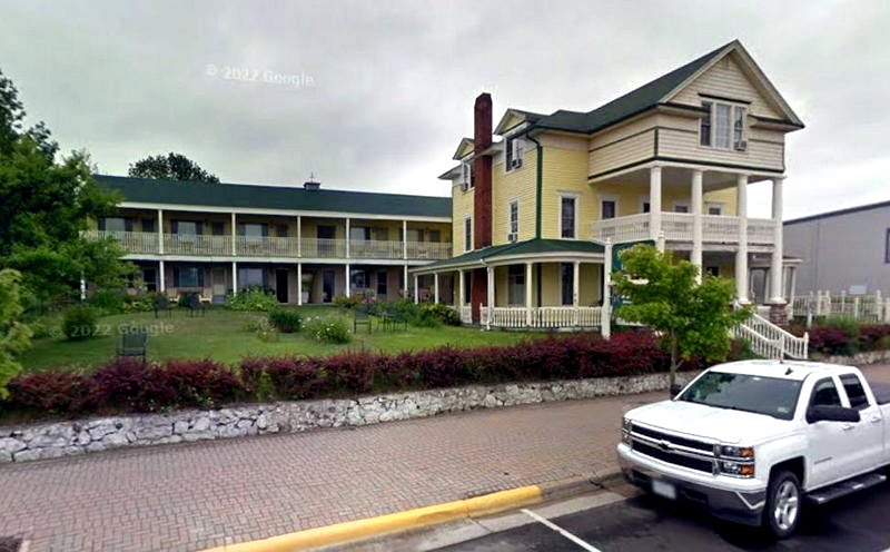 Colonial House Inn (Colonial House and Motel)